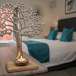 Luxe Living Guest House-Sleeps 6 -Family Friendly-Private Parking-Wifi-City-Beach