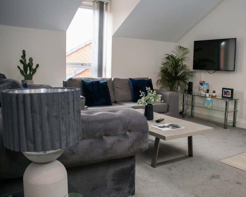 Apartment Luxe Living Guest House-sleeps 6 -family Friendly-private Parking-wifi-city-beach