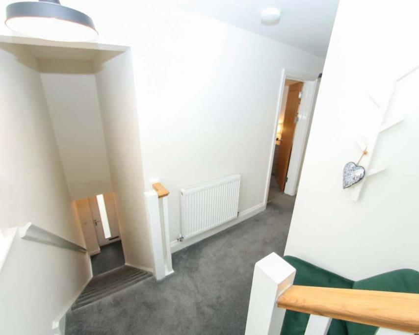 Luxe Living Guest House-sleeps 6 -family Friendly-private Parking-wifi-city-beach Apartment Swansea