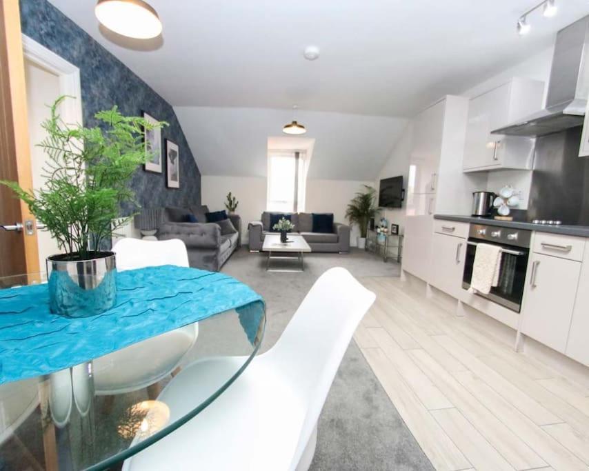Luxe Living Guest House-sleeps 6 -family Friendly-private Parking-wifi-city-beach Apartment *