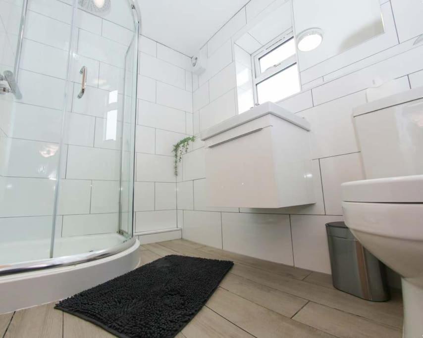 Luxe Living Guest House-sleeps 6 -family Friendly-private Parking-wifi-city-beach Apartment
