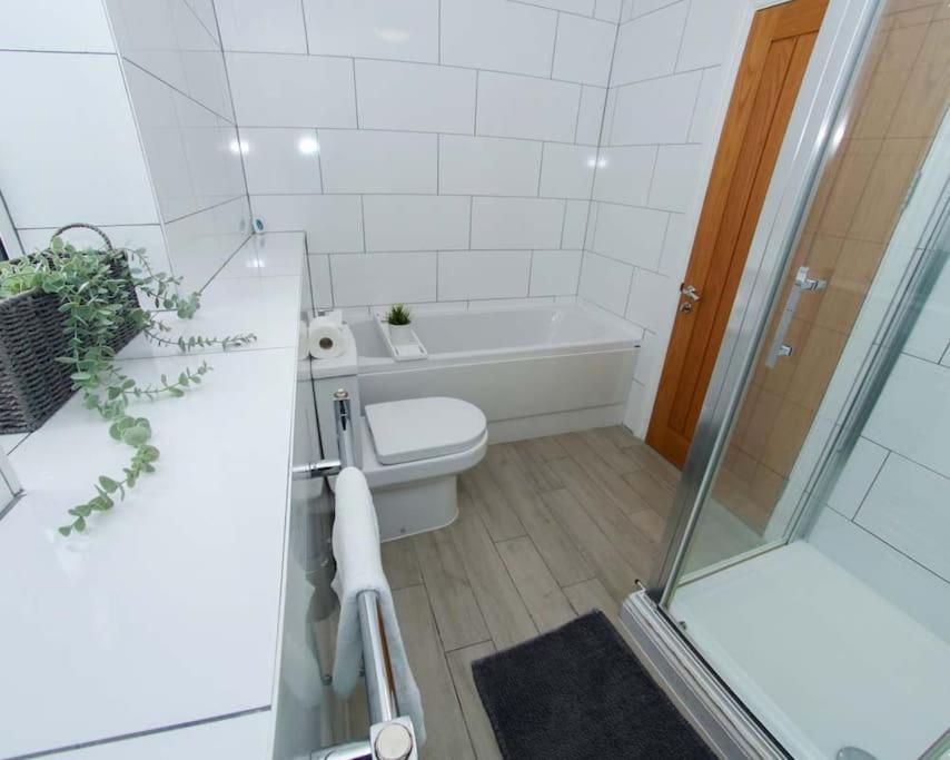Luxe Living Guest House-sleeps 6 -family Friendly-private Parking-wifi-city-beach *