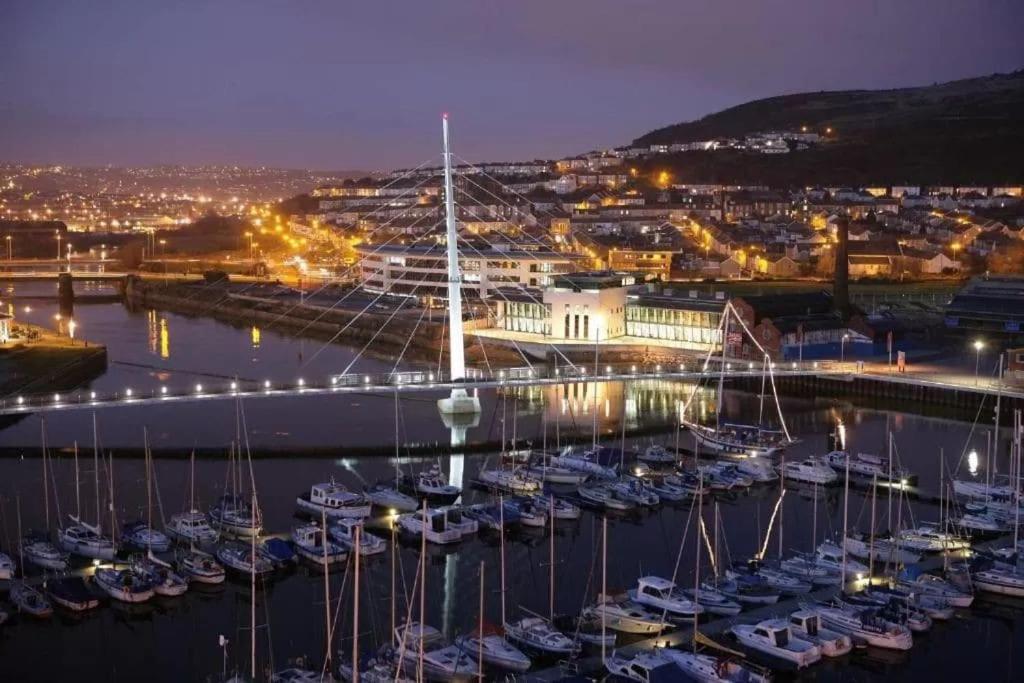 Luxe Living Guest House-sleeps 6 -family Friendly-private Parking-wifi-city-beach * Swansea
