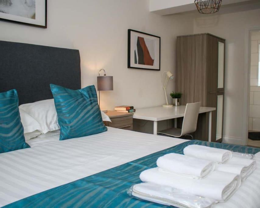 Luxe Living Guest House-sleeps 6 -family Friendly-private Parking-wifi-city-beach