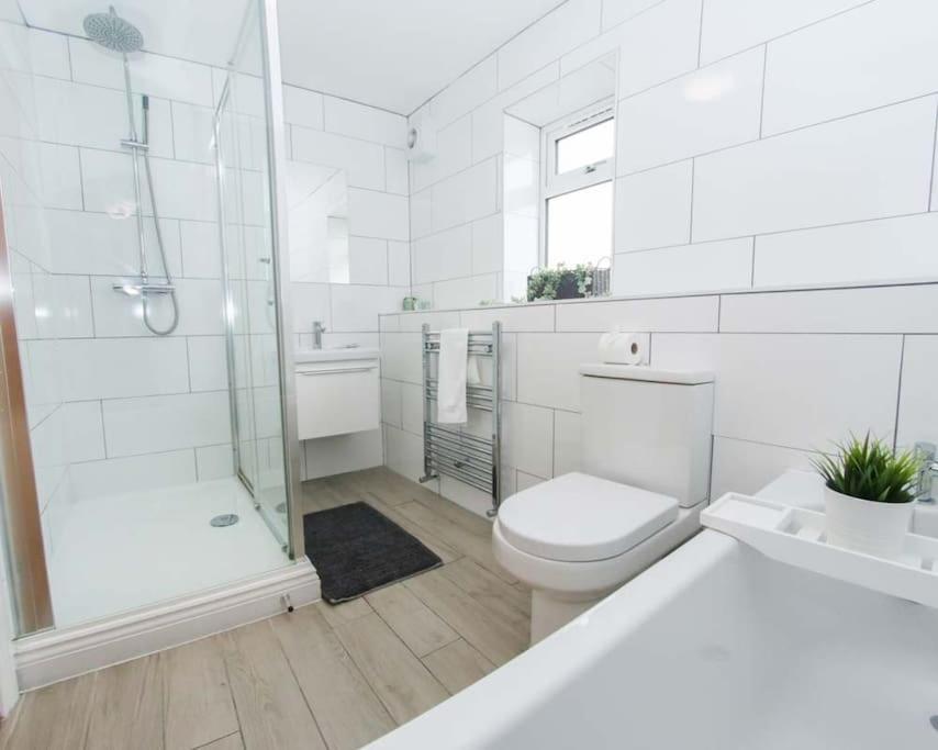 Apartment Luxe Living Guest House-sleeps 6 -family Friendly-private Parking-wifi-city-beach